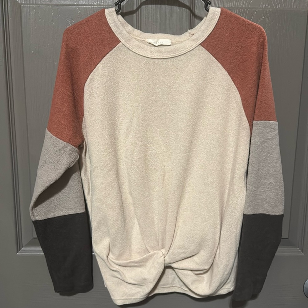 Entro. Women’s long sleeve color block Size Small